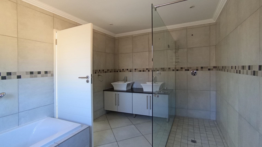 5 Bedroom Property for Sale in Thatchfield Close Gauteng