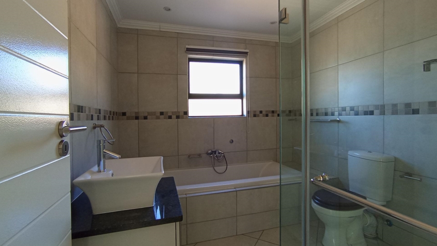 5 Bedroom Property for Sale in Thatchfield Close Gauteng
