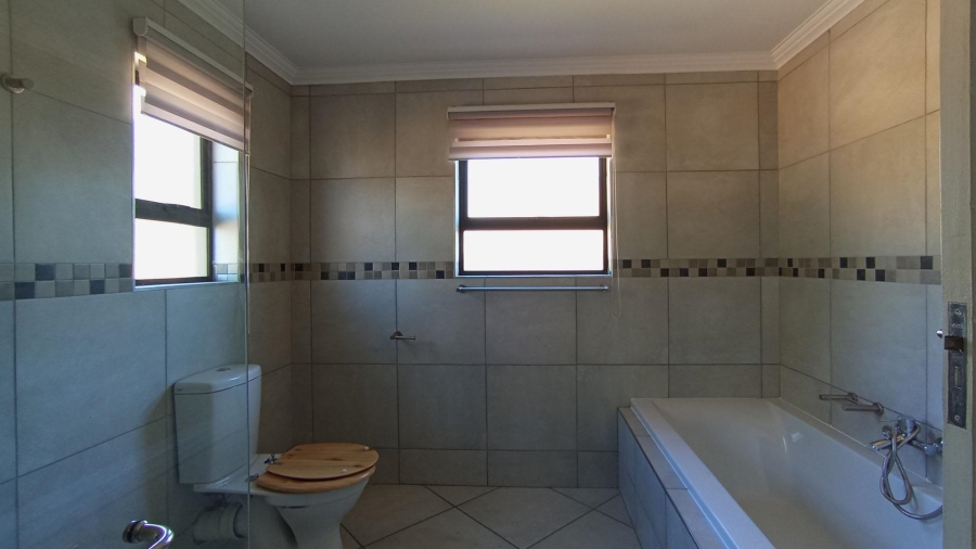 5 Bedroom Property for Sale in Thatchfield Close Gauteng
