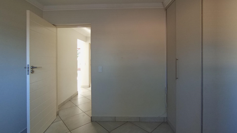 5 Bedroom Property for Sale in Thatchfield Close Gauteng