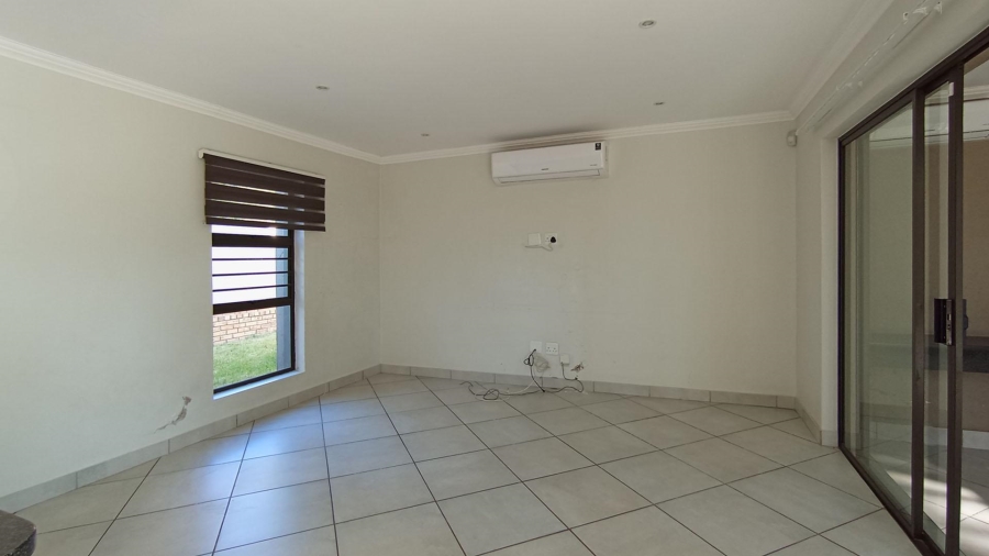 5 Bedroom Property for Sale in Thatchfield Close Gauteng