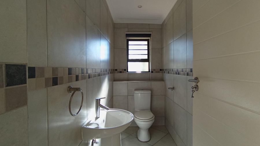 5 Bedroom Property for Sale in Thatchfield Close Gauteng