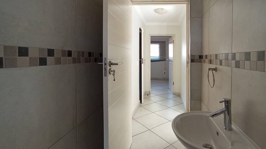 5 Bedroom Property for Sale in Thatchfield Close Gauteng