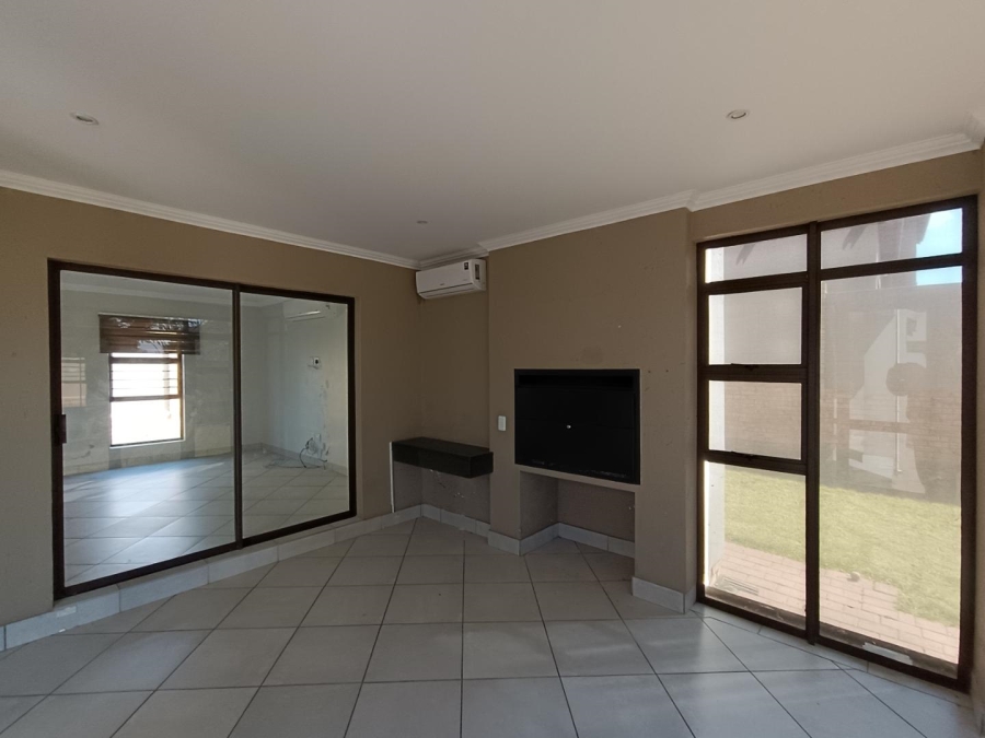 5 Bedroom Property for Sale in Thatchfield Close Gauteng