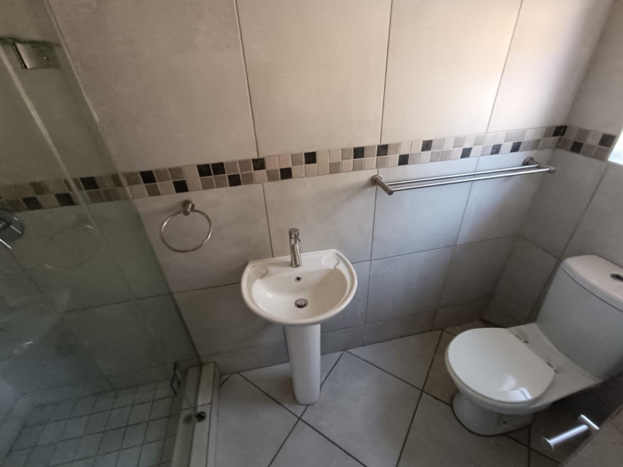 5 Bedroom Property for Sale in Thatchfield Close Gauteng