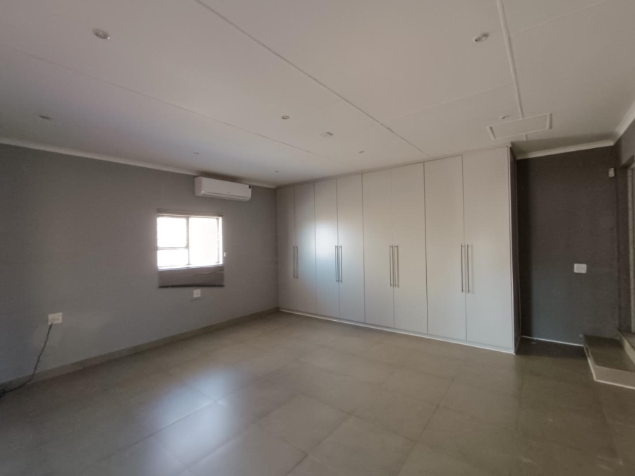 5 Bedroom Property for Sale in Thatchfield Close Gauteng