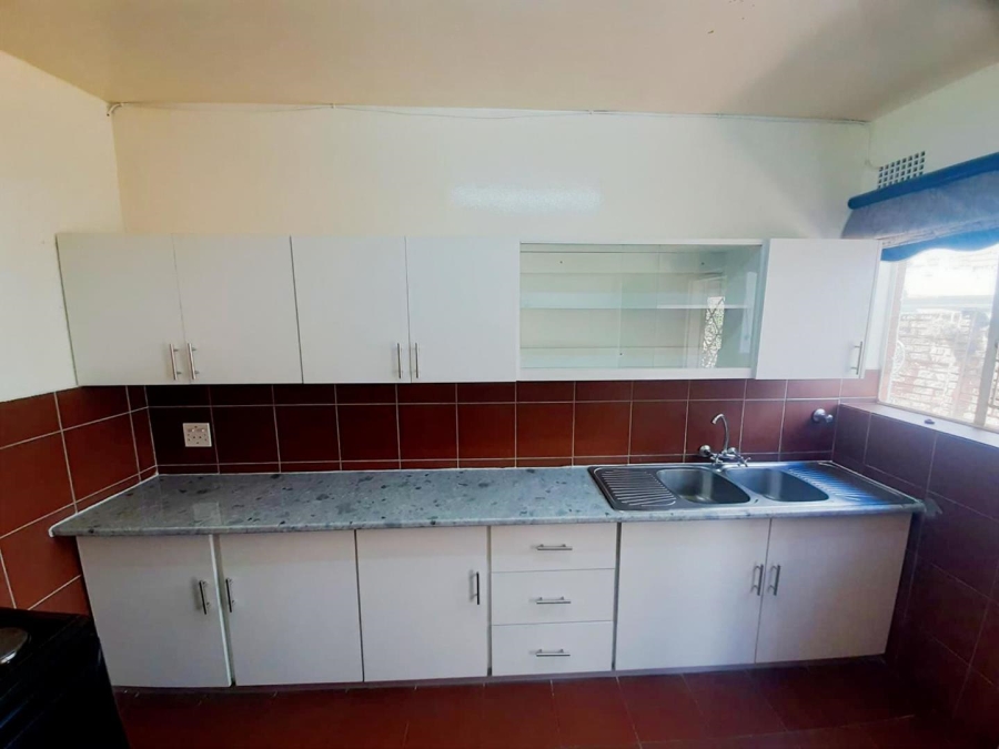 To Let 2 Bedroom Property for Rent in Robindale Gauteng