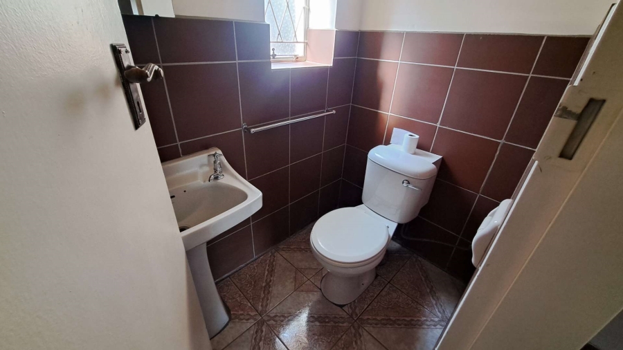 To Let 2 Bedroom Property for Rent in Robindale Gauteng