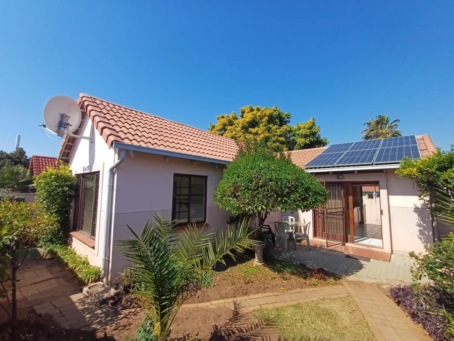 To Let 3 Bedroom Property for Rent in Bromhof Gauteng