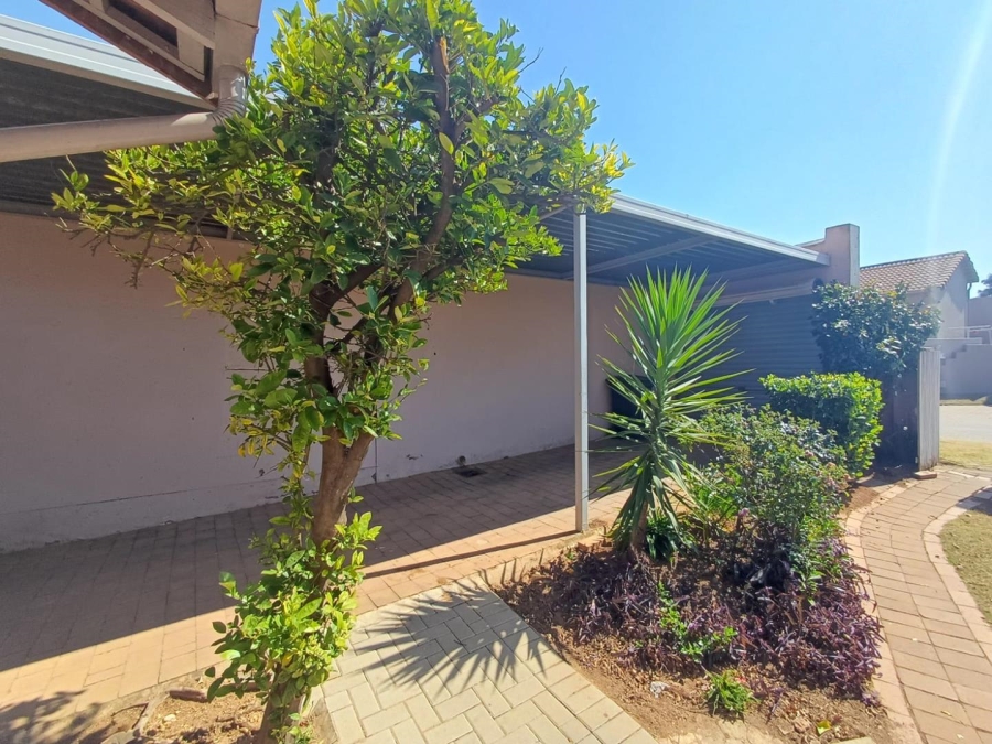 To Let 3 Bedroom Property for Rent in Bromhof Gauteng