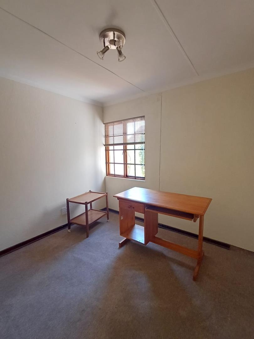 To Let 3 Bedroom Property for Rent in Bromhof Gauteng