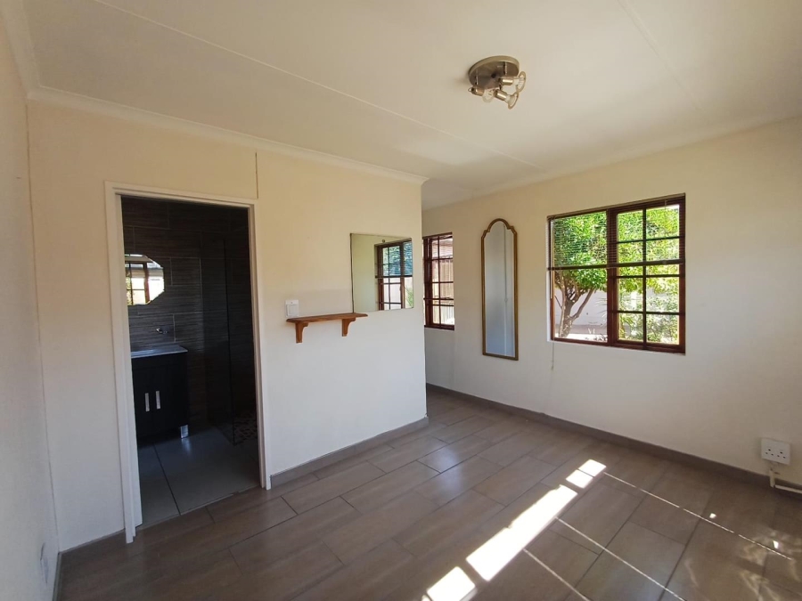 To Let 3 Bedroom Property for Rent in Bromhof Gauteng