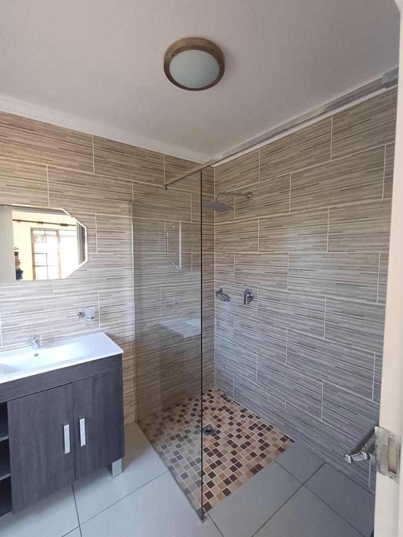 To Let 3 Bedroom Property for Rent in Bromhof Gauteng