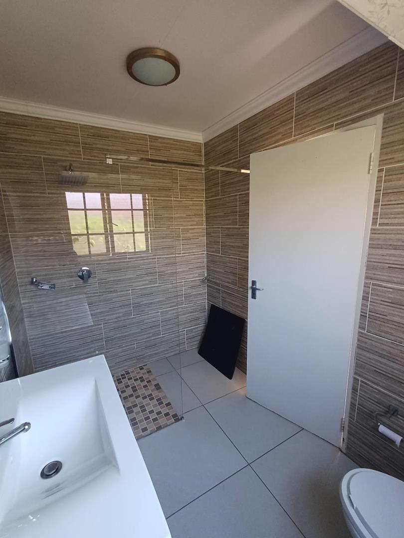 To Let 3 Bedroom Property for Rent in Bromhof Gauteng
