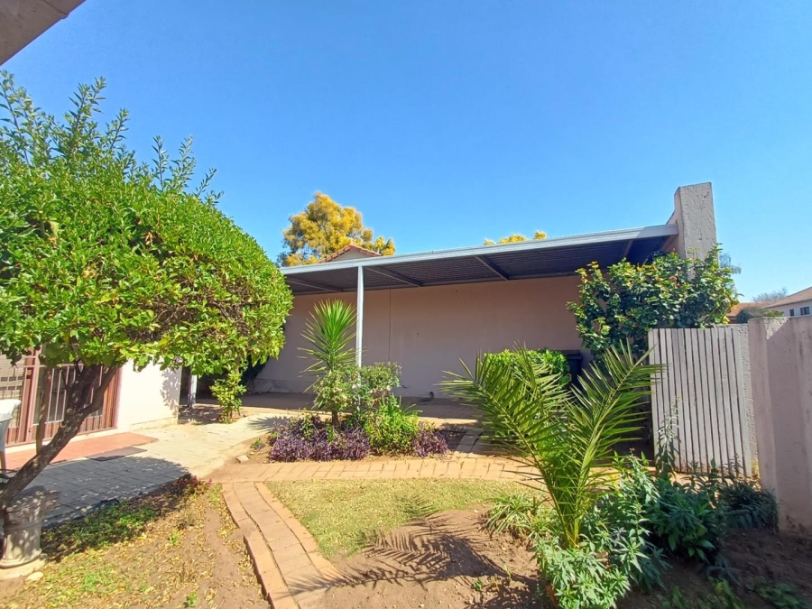 To Let 3 Bedroom Property for Rent in Bromhof Gauteng