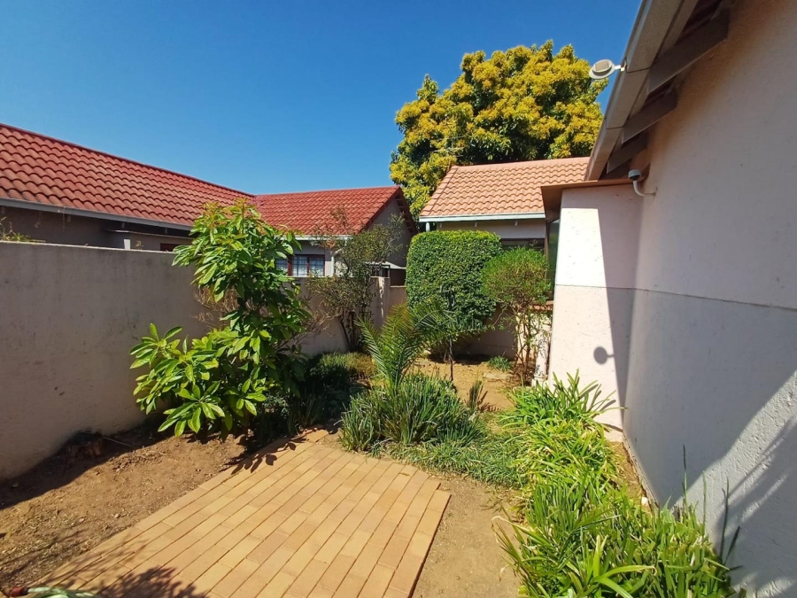 To Let 3 Bedroom Property for Rent in Bromhof Gauteng