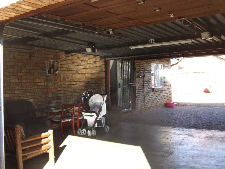 2 Bedroom Property for Sale in Dorandia Gauteng