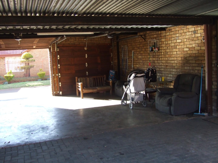 2 Bedroom Property for Sale in Dorandia Gauteng