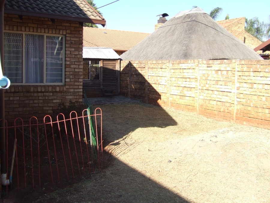2 Bedroom Property for Sale in Dorandia Gauteng