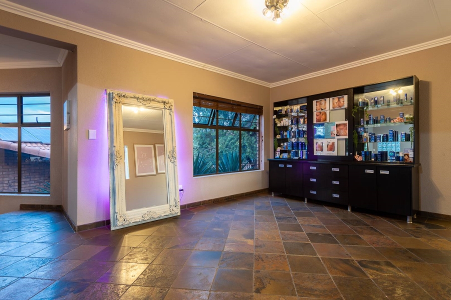 5 Bedroom Property for Sale in Glenvista Gauteng