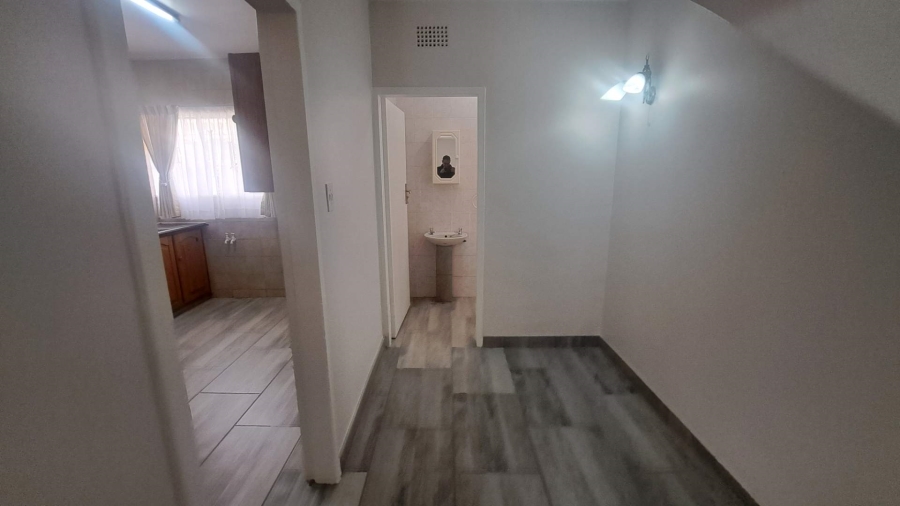 To Let 2 Bedroom Property for Rent in Robindale Gauteng