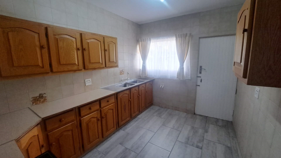To Let 2 Bedroom Property for Rent in Robindale Gauteng