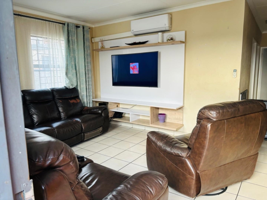 3 Bedroom Property for Sale in Kosmosdal Gauteng