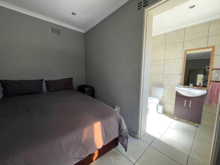 To Let 2 Bedroom Property for Rent in Edenvale Gauteng