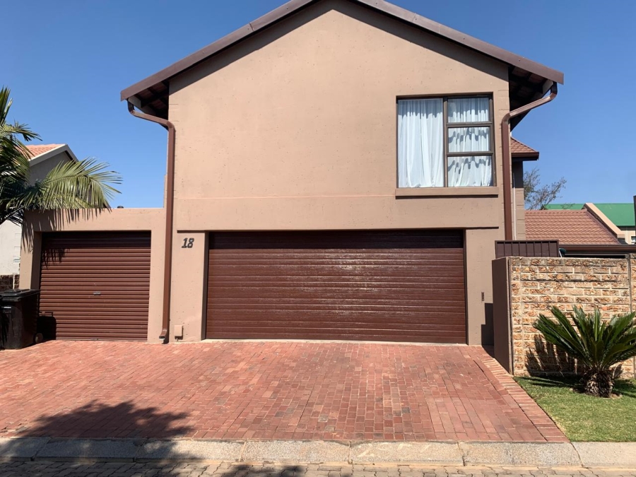 5 Bedroom Property for Sale in Glen Marais Gauteng