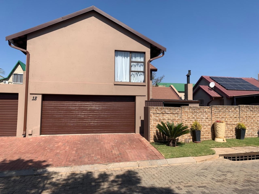 5 Bedroom Property for Sale in Glen Marais Gauteng