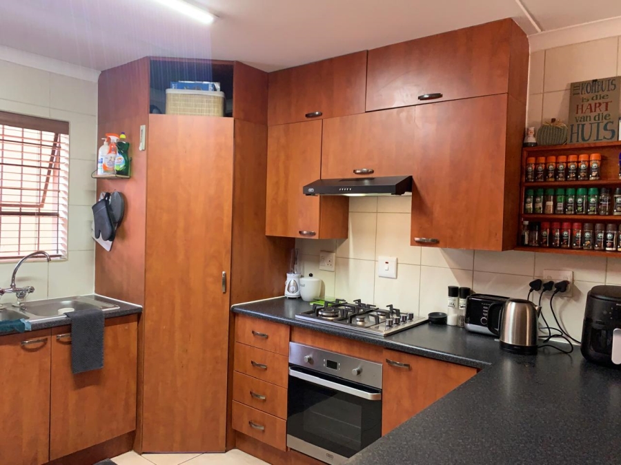 5 Bedroom Property for Sale in Glen Marais Gauteng
