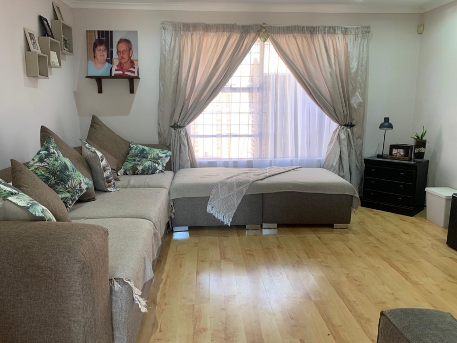 5 Bedroom Property for Sale in Glen Marais Gauteng