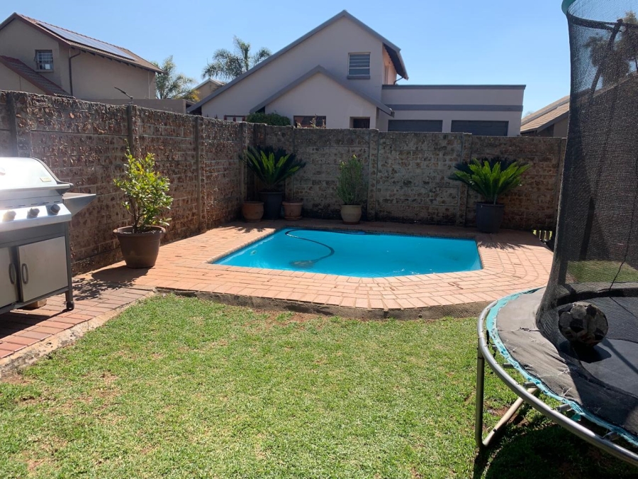 5 Bedroom Property for Sale in Glen Marais Gauteng
