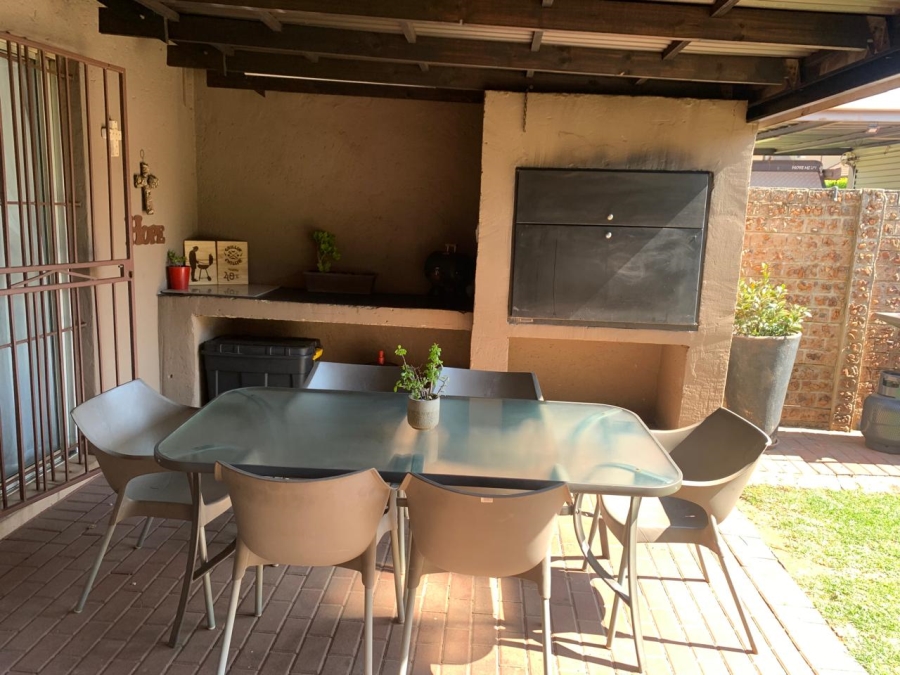 5 Bedroom Property for Sale in Glen Marais Gauteng
