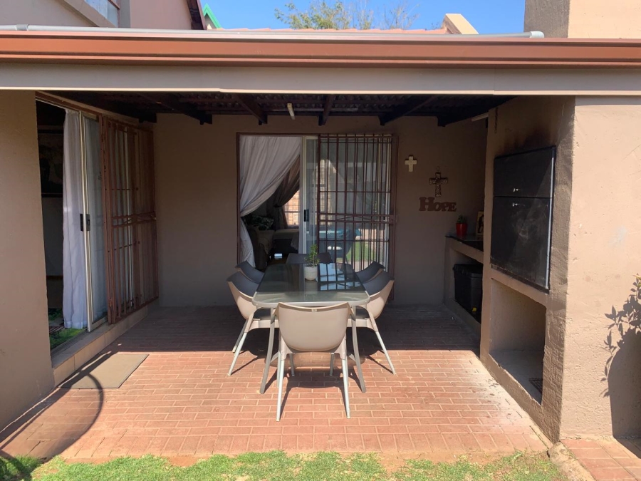 5 Bedroom Property for Sale in Glen Marais Gauteng