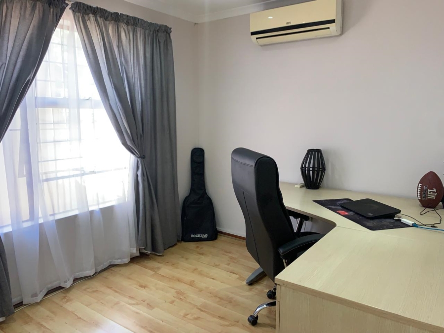 5 Bedroom Property for Sale in Glen Marais Gauteng