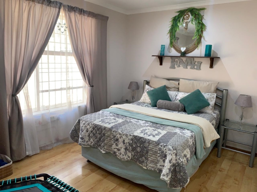 5 Bedroom Property for Sale in Glen Marais Gauteng