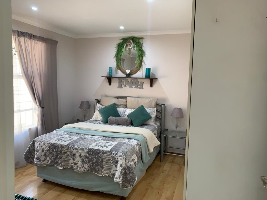 5 Bedroom Property for Sale in Glen Marais Gauteng