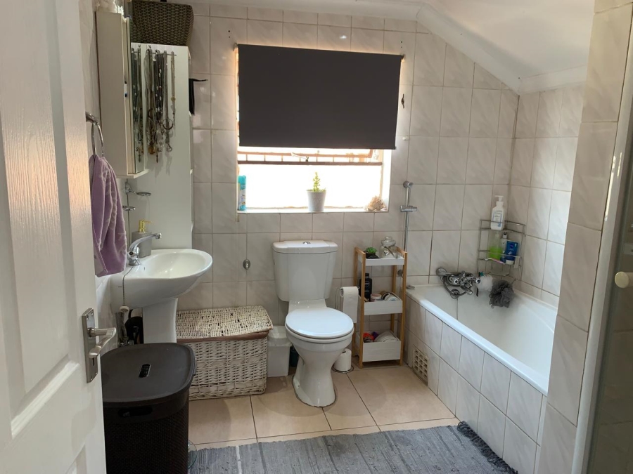5 Bedroom Property for Sale in Glen Marais Gauteng