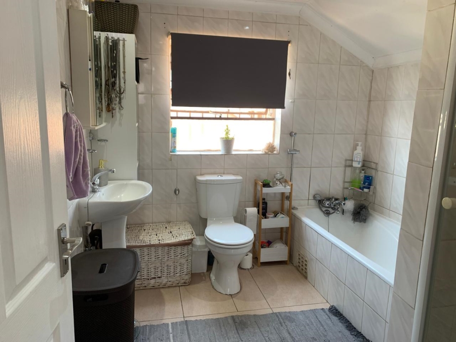 5 Bedroom Property for Sale in Glen Marais Gauteng