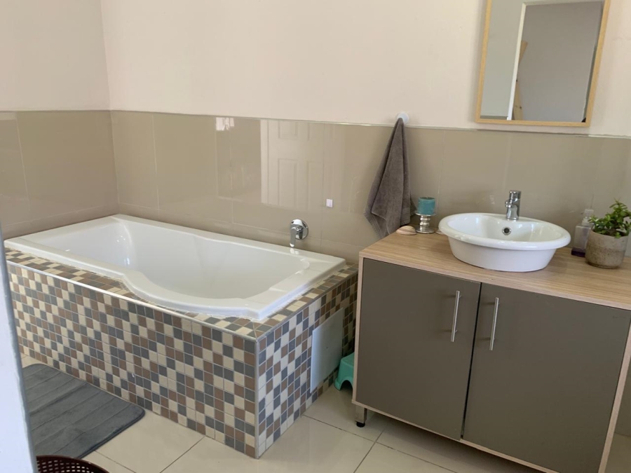 5 Bedroom Property for Sale in Glen Marais Gauteng