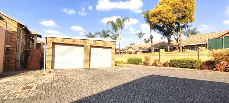 2 Bedroom Property for Sale in Rooihuiskraal North Gauteng
