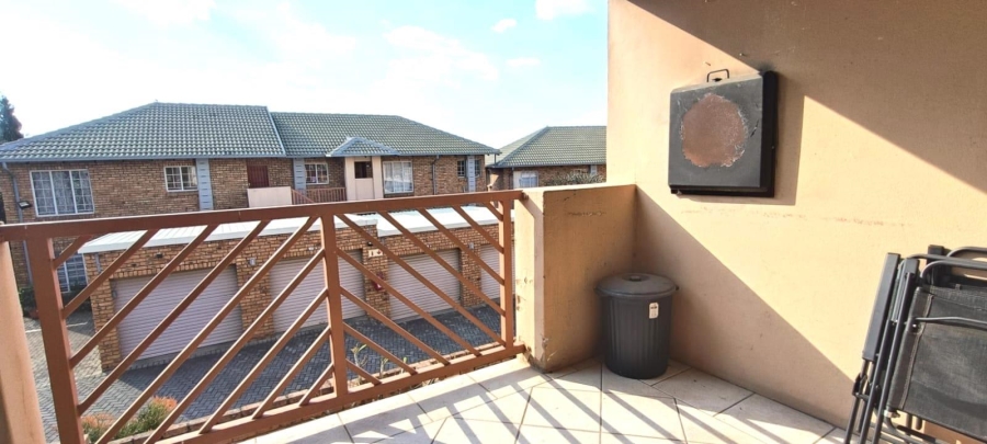 2 Bedroom Property for Sale in Rooihuiskraal North Gauteng
