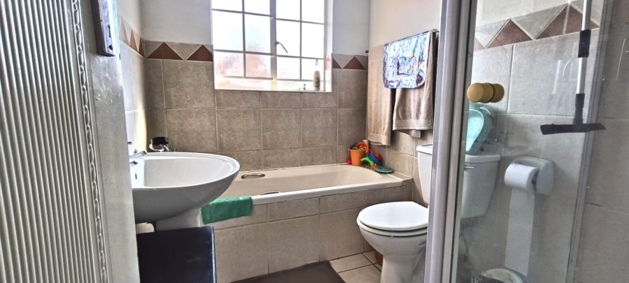 2 Bedroom Property for Sale in Rooihuiskraal North Gauteng