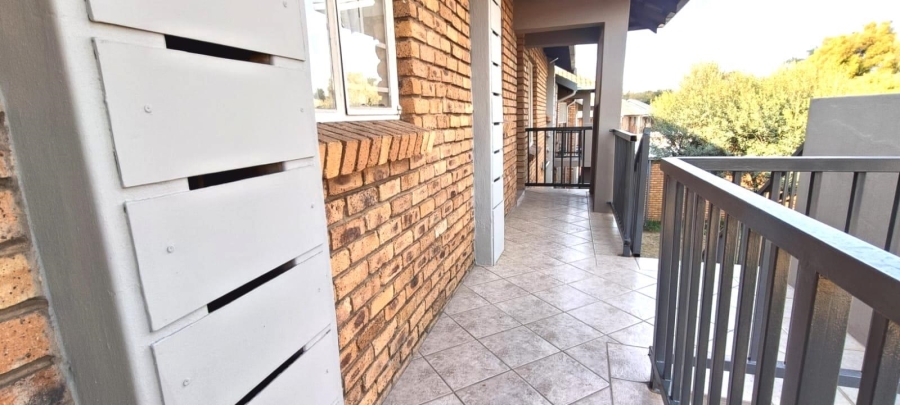 2 Bedroom Property for Sale in Rooihuiskraal North Gauteng