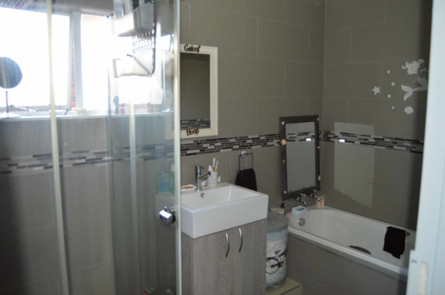 3 Bedroom Property for Sale in Brackenhurst Gauteng