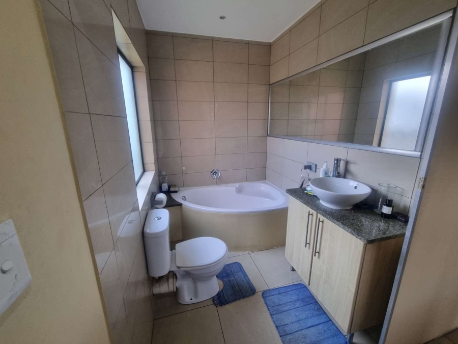 2 Bedroom Property for Sale in Rooihuiskraal North Gauteng