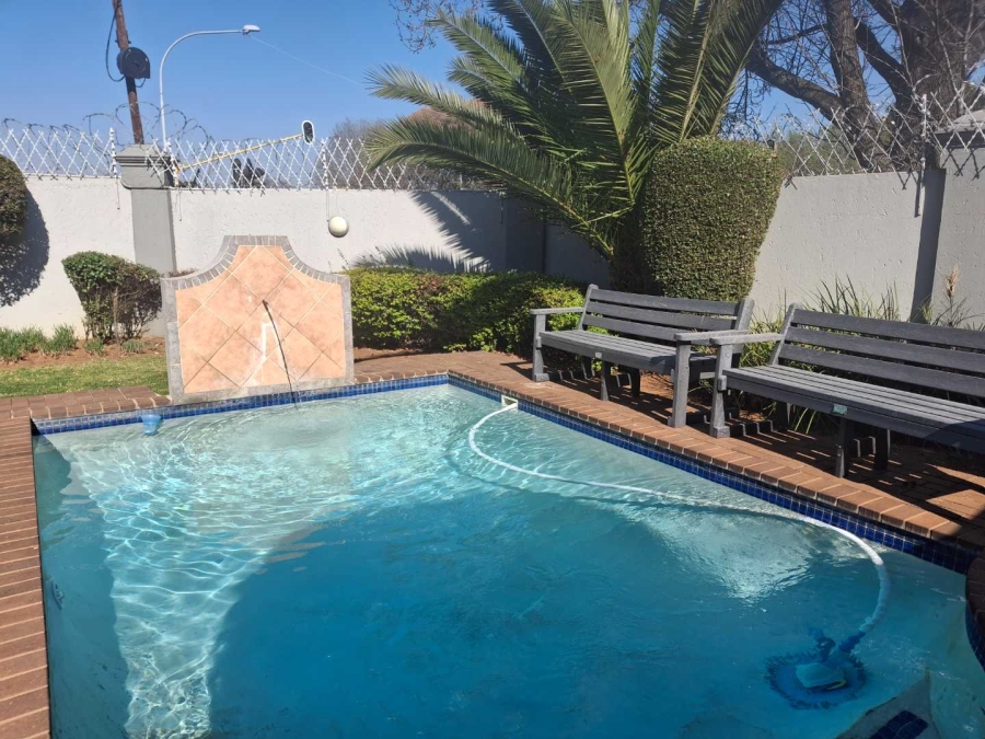 To Let 1 Bedroom Property for Rent in Waverley Gauteng