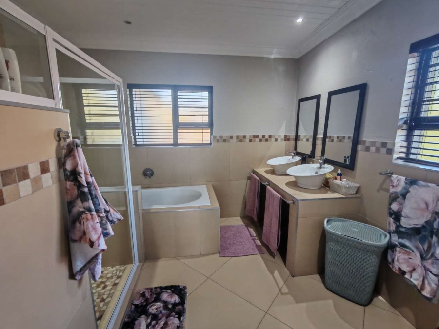 4 Bedroom Property for Sale in Eldo Meadows Gauteng