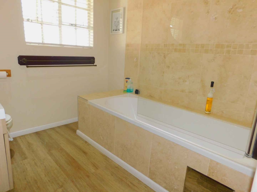 To Let 3 Bedroom Property for Rent in Petervale Gauteng
